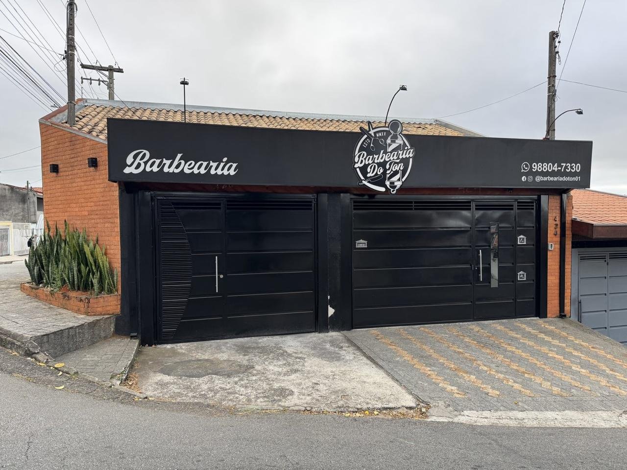 Fachada da Barbearia do Ton