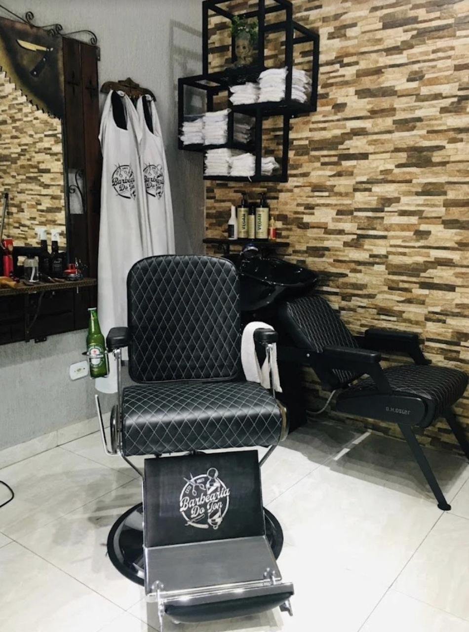 Cadeira e espaço de atendimento da Barbearia do Ton