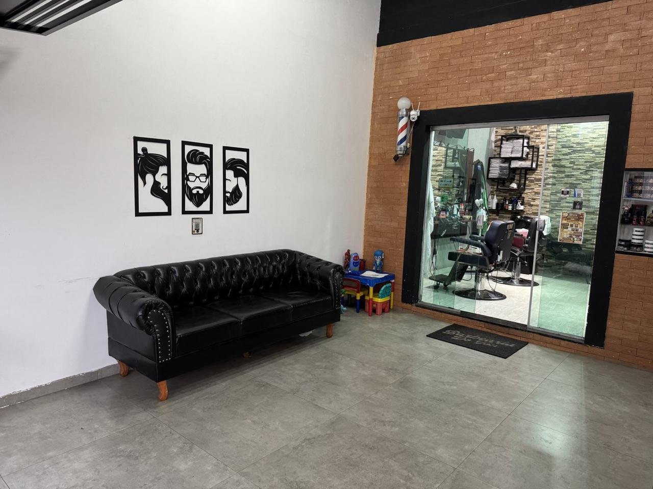 Área de espera da Barbearia do Ton